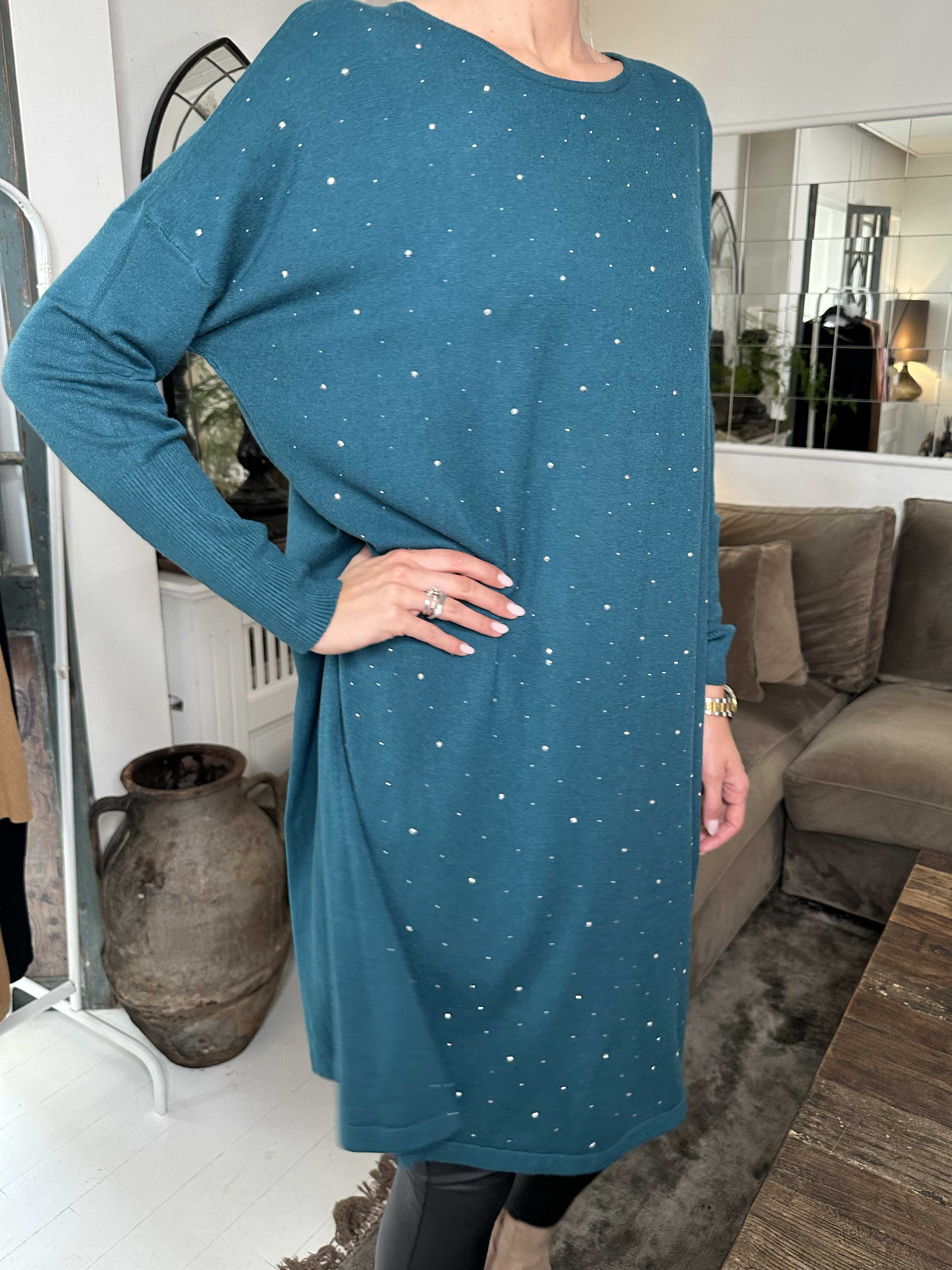 Elisa - Mjuk stickad klänning dekorerad med små stenar